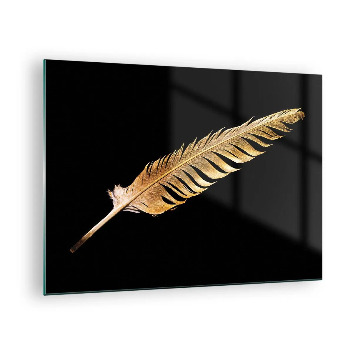 Tablou pe sticlă - O pană de aur pe fundal negru într-un stil minimalist - 70x50cm - Pană aurie perfectă - Decorațiune modernă pentru perete pentru living și dormitor ARTTOR