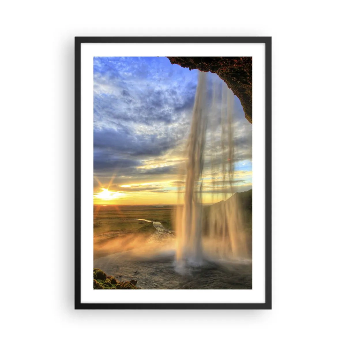 Poster în ramă neagră - O cascadă în lumina soarelui care apune pe fundalul unui peisaj - 50x70cm - Lumea din spatele vălului de picături - Decorațiune modernă pentru perete pentru living și dormitor ARTTOR