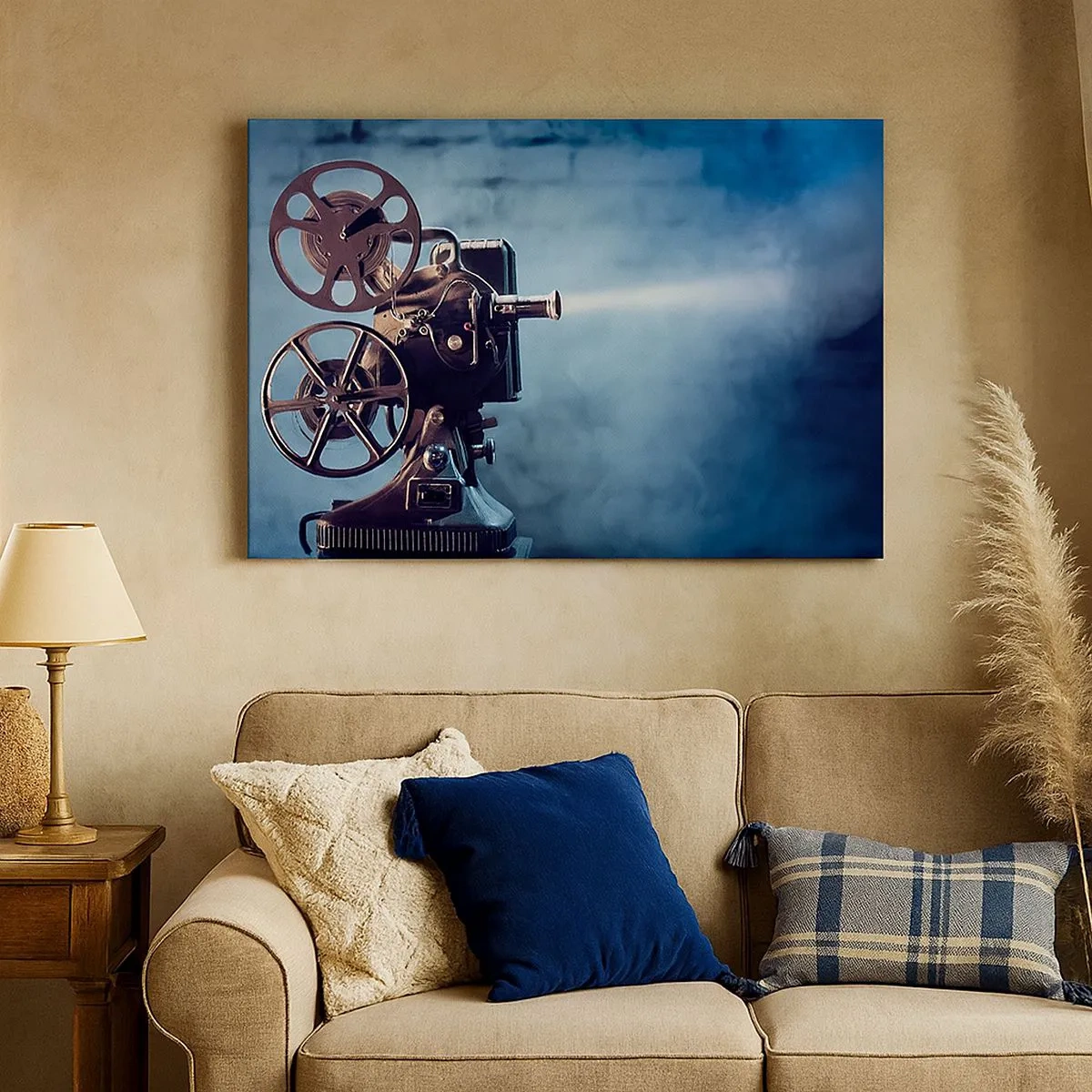 Tablou pe pânză Canvas - Un proiector de film vechi aruncă lumină pe un fundal albastru - 70x50cm - Într-un cinematograf vechi - Decorațiune modernă pentru perete pentru living și dormitor ARTTOR