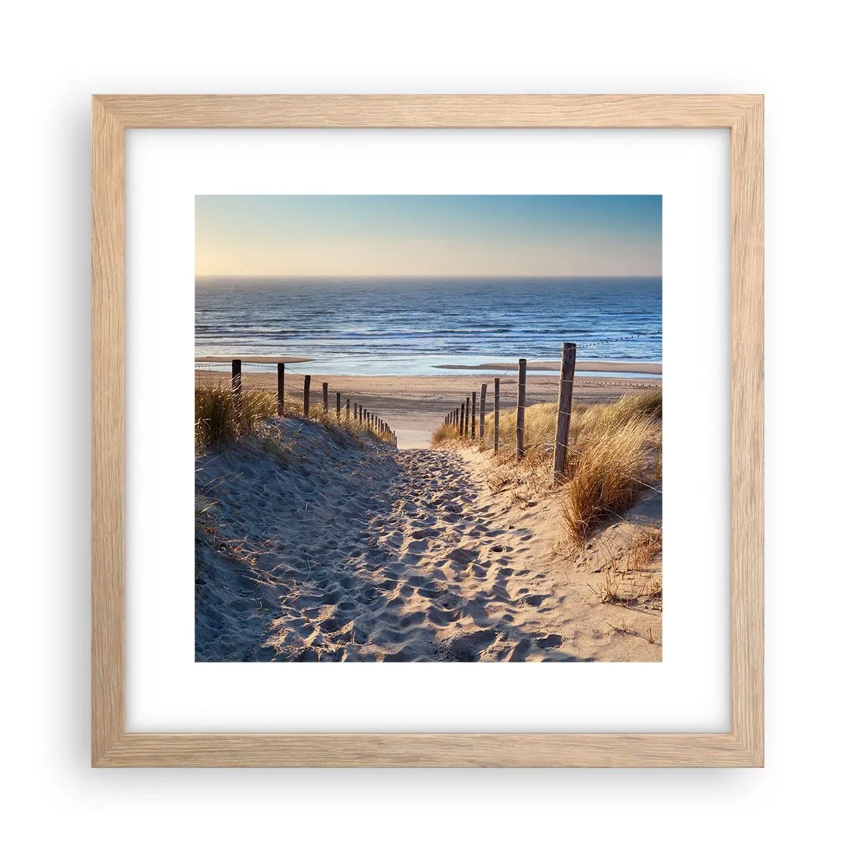 Poster în ramă de stejar deschis - Zumzet de mare, o plajă sălbatică printre ierburi... - 30x30 cm