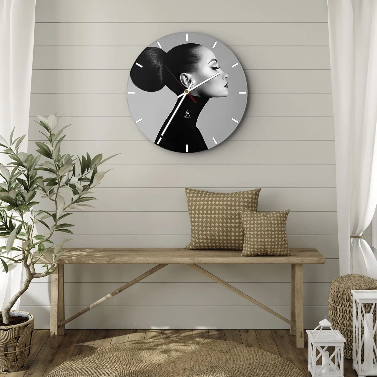 Ceas de perete - Ceas pe sticlă - Profilul unei femei într-un stil artistic pe un fundal gri - 30x30cm - Nefertiti contemporană - Decorațiune modernă pentru perete pentru living, bucătărie și dormitor ARTTOR