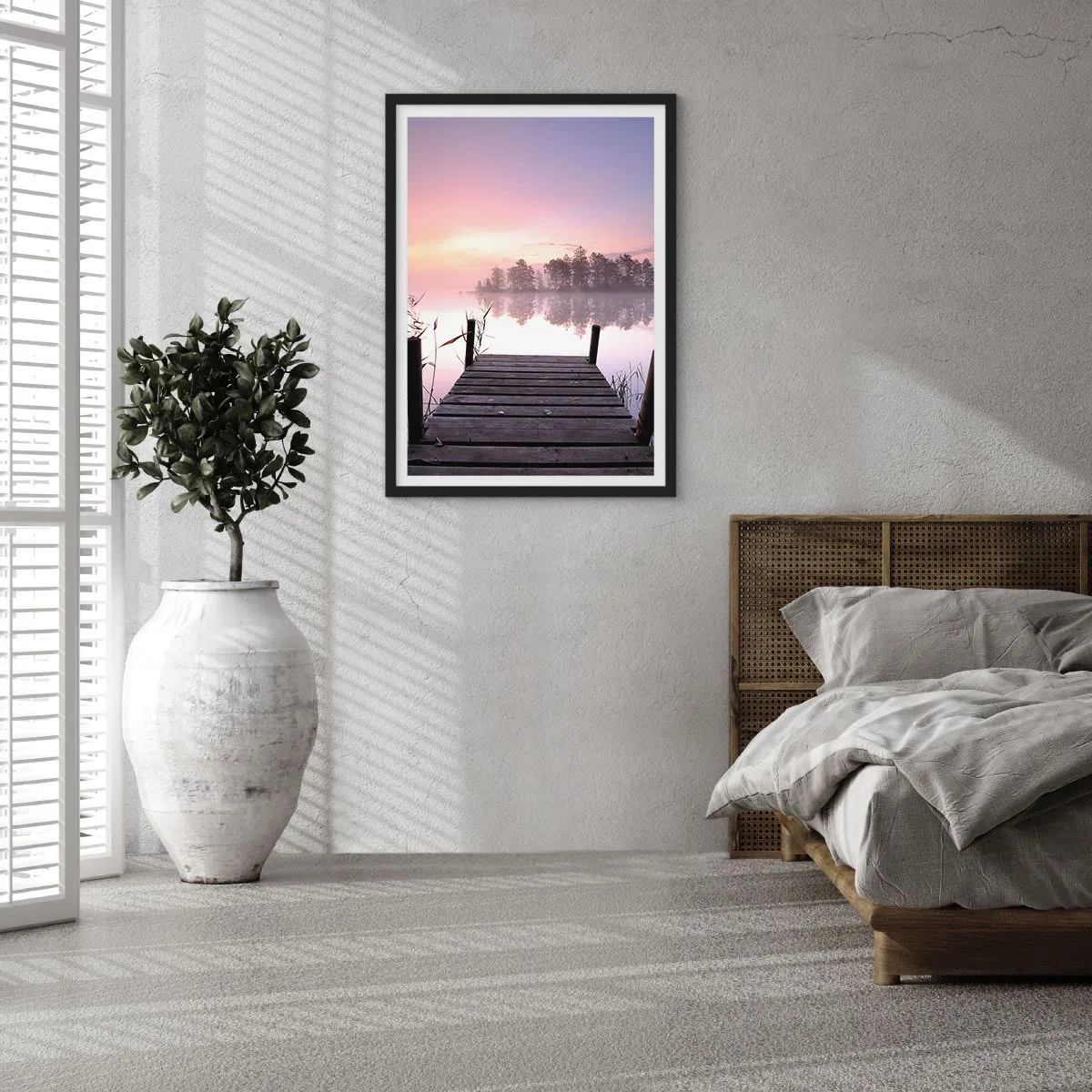 Poster în ramă neagră - Un dig pe malul lacului în culori pastelate dimineața - 50x70cm - Din ceața de liliac... - Decorațiune modernă pentru perete pentru living și dormitor ARTTOR