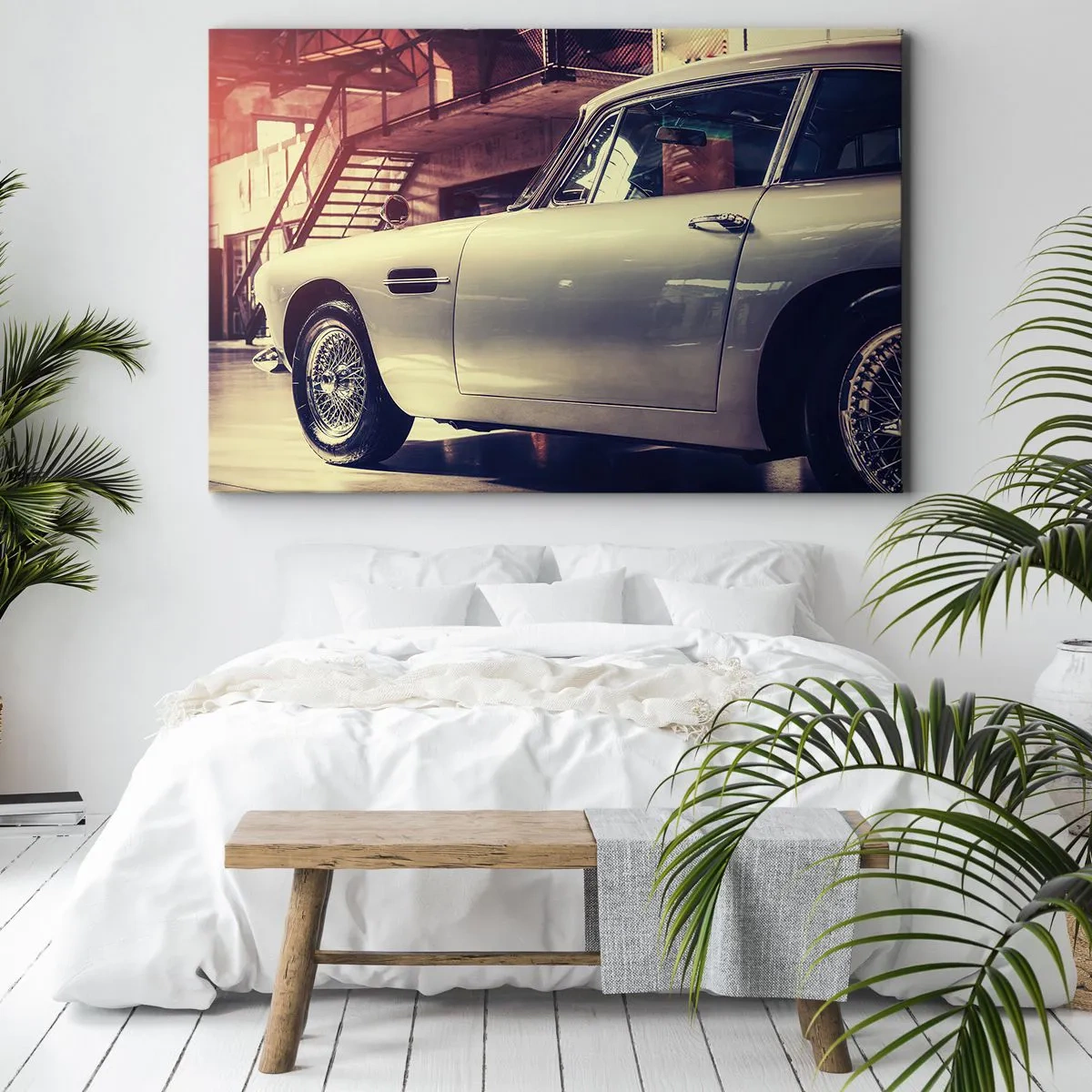 Tablou pe pânză Canvas - O mașină clasică într-un garaj elegant, cu interior industrial - 70x50cm - Clasicii nu îmbătrânesc - Decorațiune modernă pentru perete pentru living și dormitor ARTTOR
