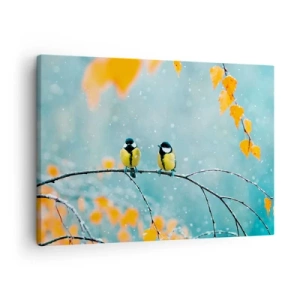 Tablou pe pânză Canvas - Două păsări pe o creangă într-un decor de iarnă cu frunze galbene. - 70x50cm - Bârfele păsărilor - Decorațiune modernă pentru perete pentru living și dormitor ARTTOR