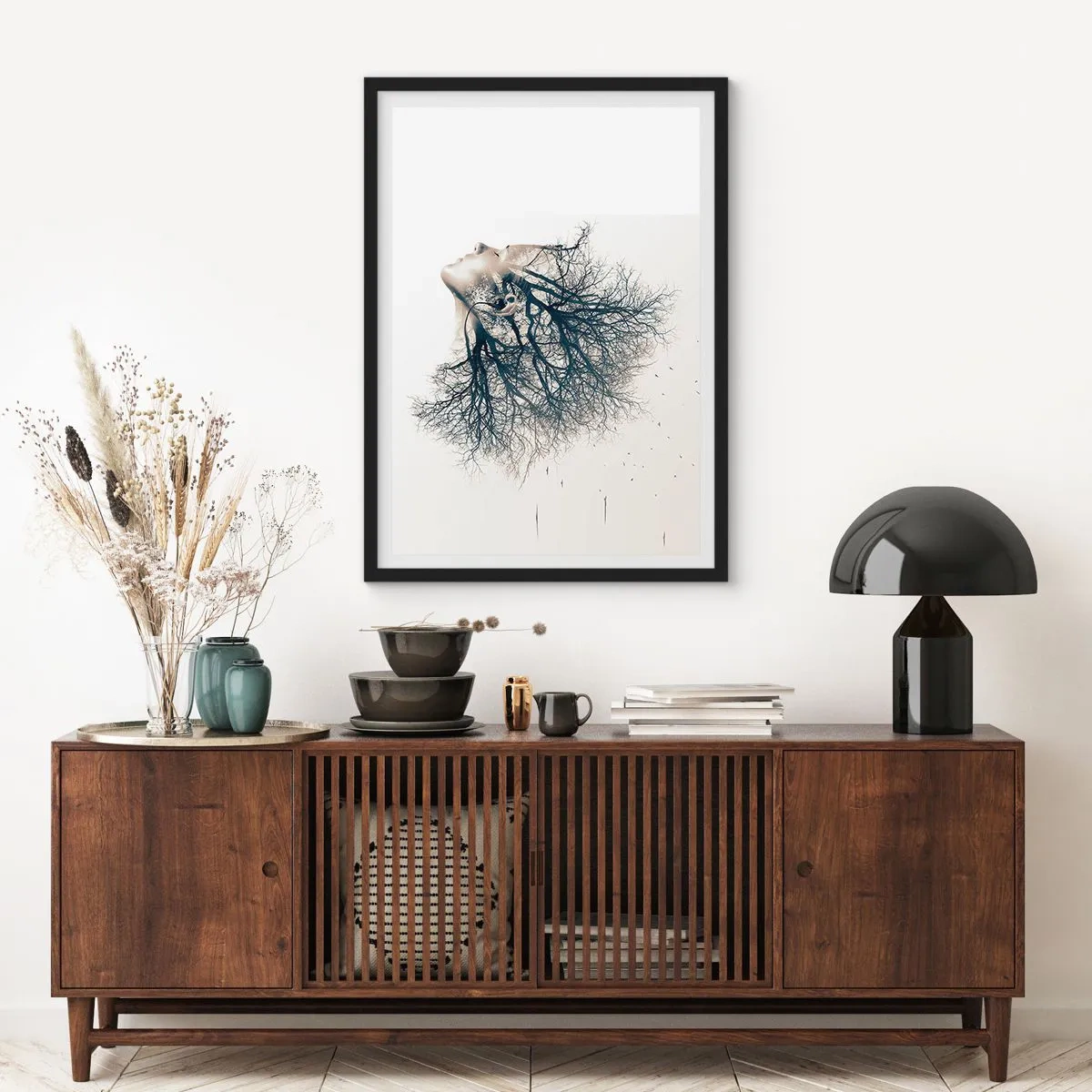 Poster în ramă neagră - Fața unei femei cu crengi care formează părul într-un stil suprarealist. - 50x70cm - Ascultând șoapta copacului - Decorațiune modernă pentru perete pentru living și dormitor ARTTOR