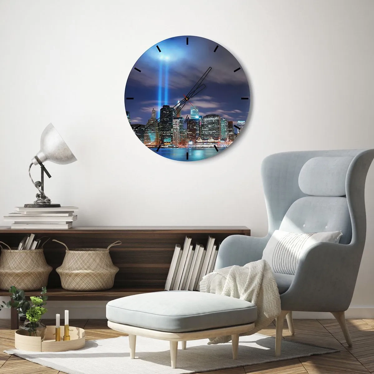 Ceas de perete - Ceas pe sticlă - Panoramă de seară a orașului cu reflectoare - 30x30cm - Întinde-te spre cer cu lumină - Decorațiune modernă pentru perete pentru living, bucătărie și dormitor ARTTOR