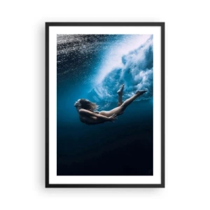 Poster în ramă neagră - O femeie înotând sub apă înconjurată de bule și valuri. - 50x70cm - Sirena modernă - Decorațiune modernă pentru perete pentru living și dormitor ARTTOR