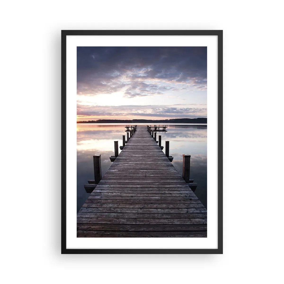 Poster în ramă neagră - Un debarcader din lemn peste un lac liniștit la apus - 50x70cm - Granița tăcută dintre zi și noapte - Decorațiune modernă pentru perete pentru living și dormitor ARTTOR