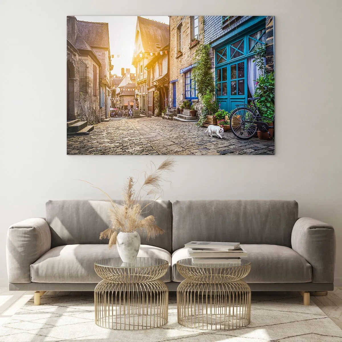 Tablou pe sticlă - O stradă fermecătoare din oraș cu o pisică albă și o bicicletă - 70x50cm - Fantoma albă a orașului - Decorațiune modernă pentru perete pentru living și dormitor ARTTOR
