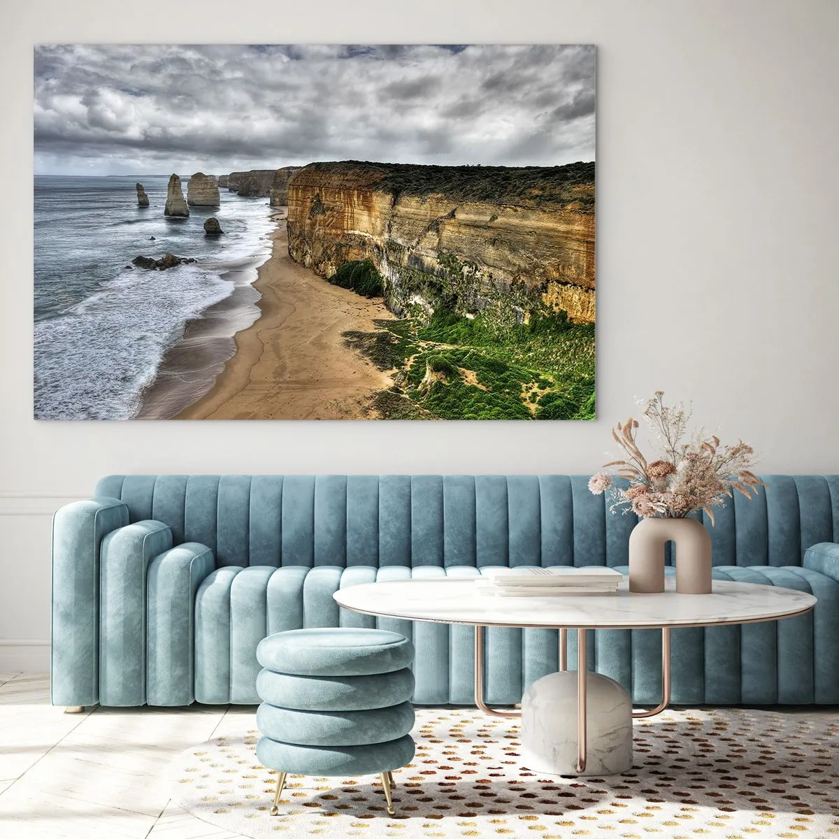 Tablou pe sticlă - Stânci cu vedere la ocean și plajă sub un cer înnorat - 70x50cm - Frumusețe brută - Decorațiune modernă pentru perete pentru living și dormitor ARTTOR