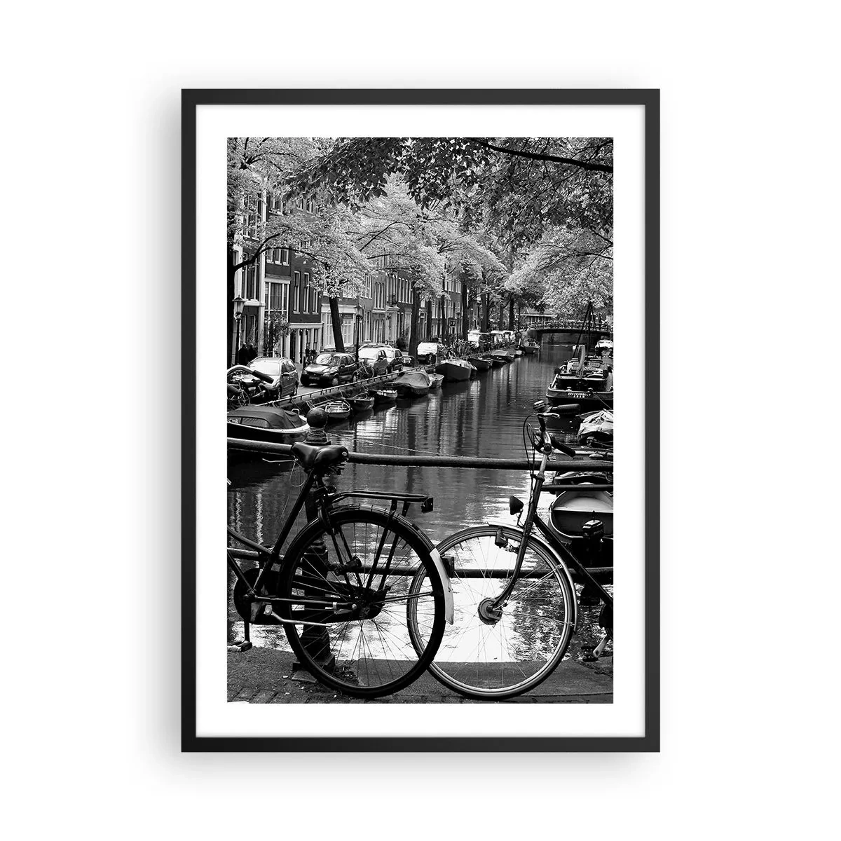 Poster în ramă neagră - Vedere alb-negru a unui canal cu biciclete în Amsterdam - 50x70cm - O perspectivă foarte olandeză - Decorațiune modernă pentru perete pentru living și dormitor ARTTOR
