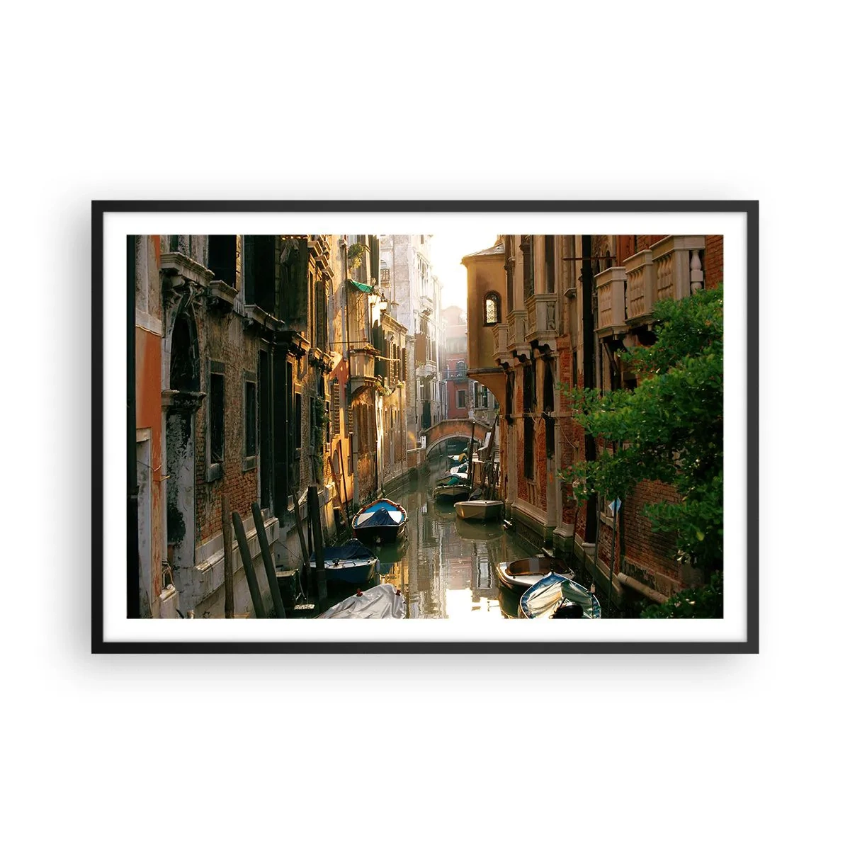 Poster în ramă neagră - Pe o străduță venețiană - 91x61 cm