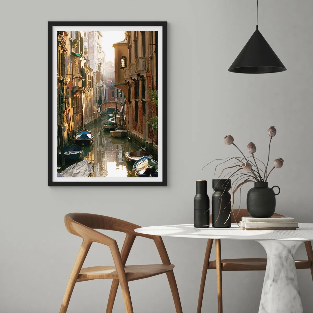 Poster în ramă neagră - Un canal venețian înconjurat de case istorice de locuit - 50x70cm - Pe o străduță venețiană - Decorațiune modernă pentru perete pentru living și dormitor ARTTOR