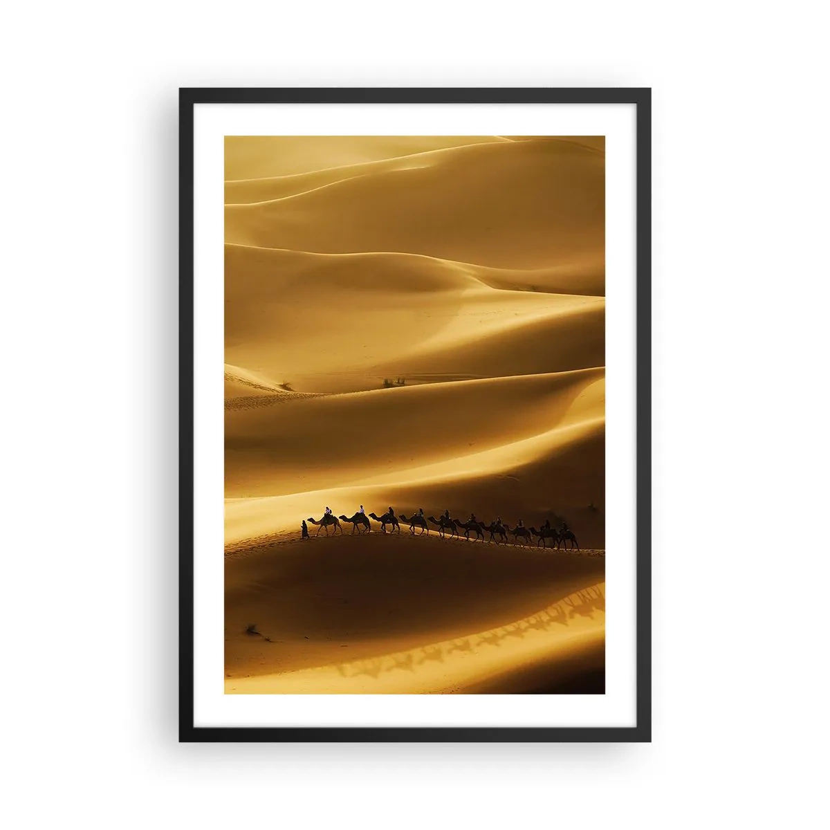 Poster în ramă neagră - O caravană de cămile pe dunele deșertului - 50x70cm - Caravana pe valurile deșertului - Decorațiune modernă pentru perete pentru living și dormitor ARTTOR