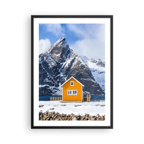Poster în ramă neagră - O casă galbenă pe fundalul munților acoperiți de zăpadă - 50x70cm - Vacanță scandinavă - Decorațiune modernă pentru perete pentru living și dormitor ARTTOR