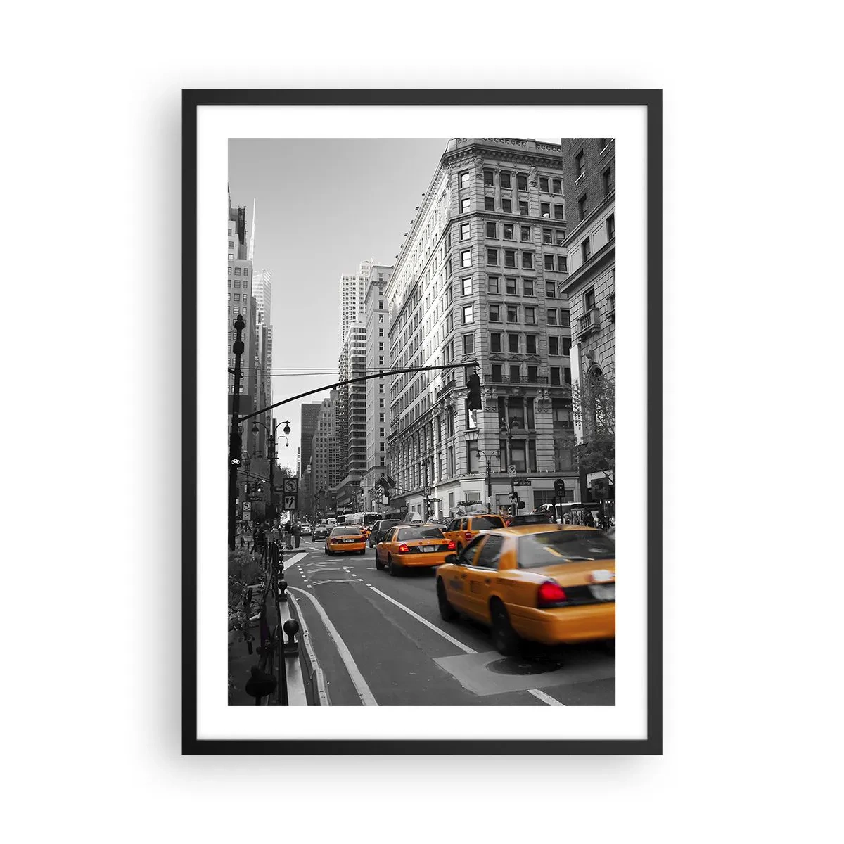 Poster în ramă neagră - Taxiuri galbene pe străzile orașului, în alb și negru - 50x70cm - Soarele marelui oraș - Decorațiune modernă pentru perete pentru living și dormitor ARTTOR