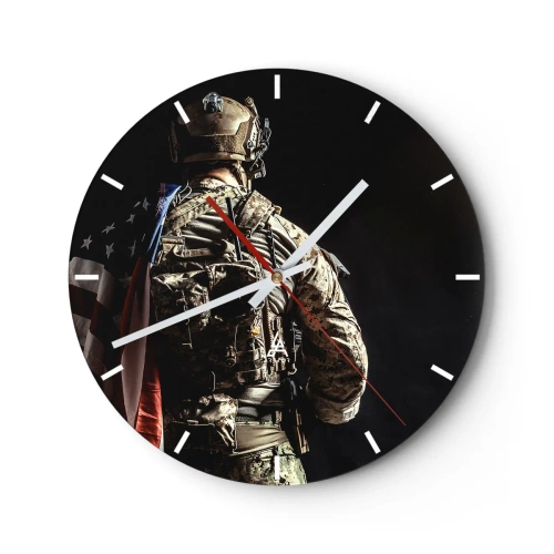 Ceas de perete - Ceas pe sticlă - Un soldat în uniformă cu un rucsac și un steag pe un fundal întunecat - 30x30cm - D-aia - Decorațiune modernă pentru perete pentru living, bucătărie și dormitor ARTTOR