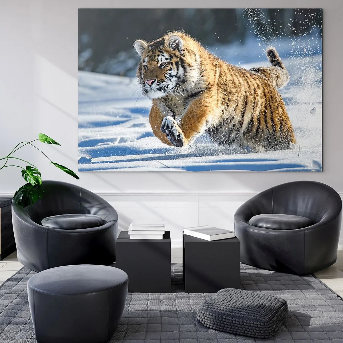 Tablou pe sticlă - Un tigru siberian aleargă prin zăpadă într-un peisaj de iarnă. - 70x50cm - Zeu al taigalei siberiene - Decorațiune modernă pentru perete pentru living și dormitor ARTTOR