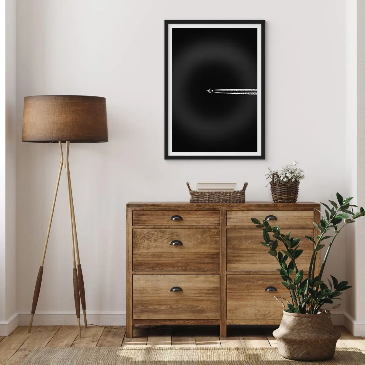 Poster în ramă neagră - Un avion zburând pe un fundal negru, lăsând în urmă dâre de condensare. - 50x70cm - Într-o altă dimensiune - Decorațiune modernă pentru perete pentru living și dormitor ARTTOR