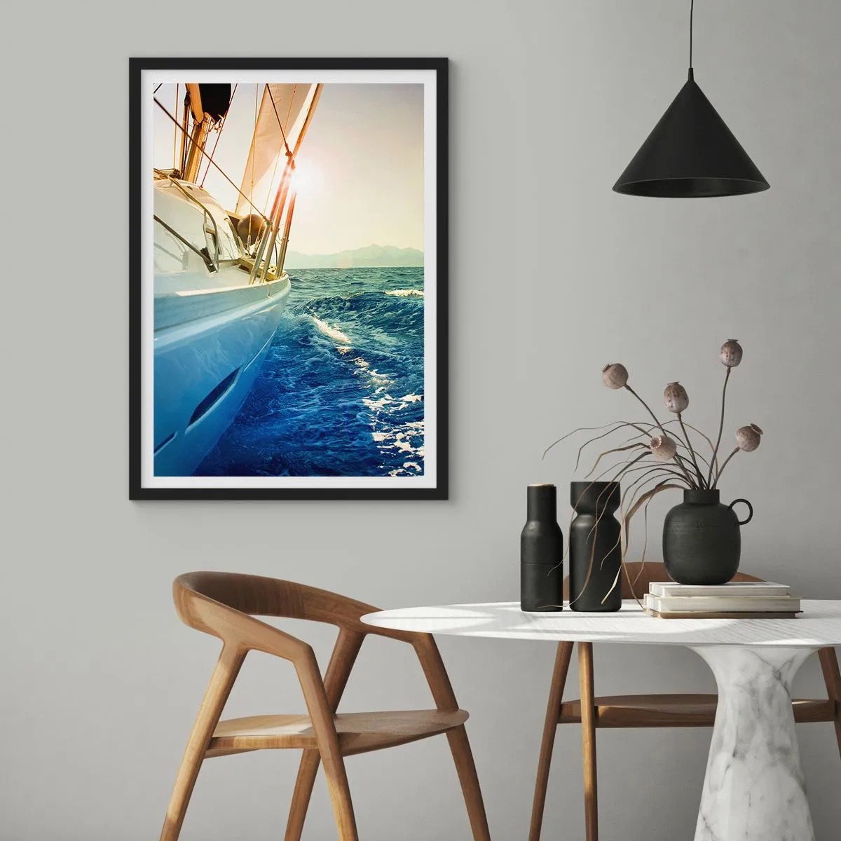 Poster în ramă neagră - Un iaht navigând pe o mare calmă în lumina caldă a soarelui - 50x70cm - După aventură - Decorațiune modernă pentru perete pentru living și dormitor ARTTOR
