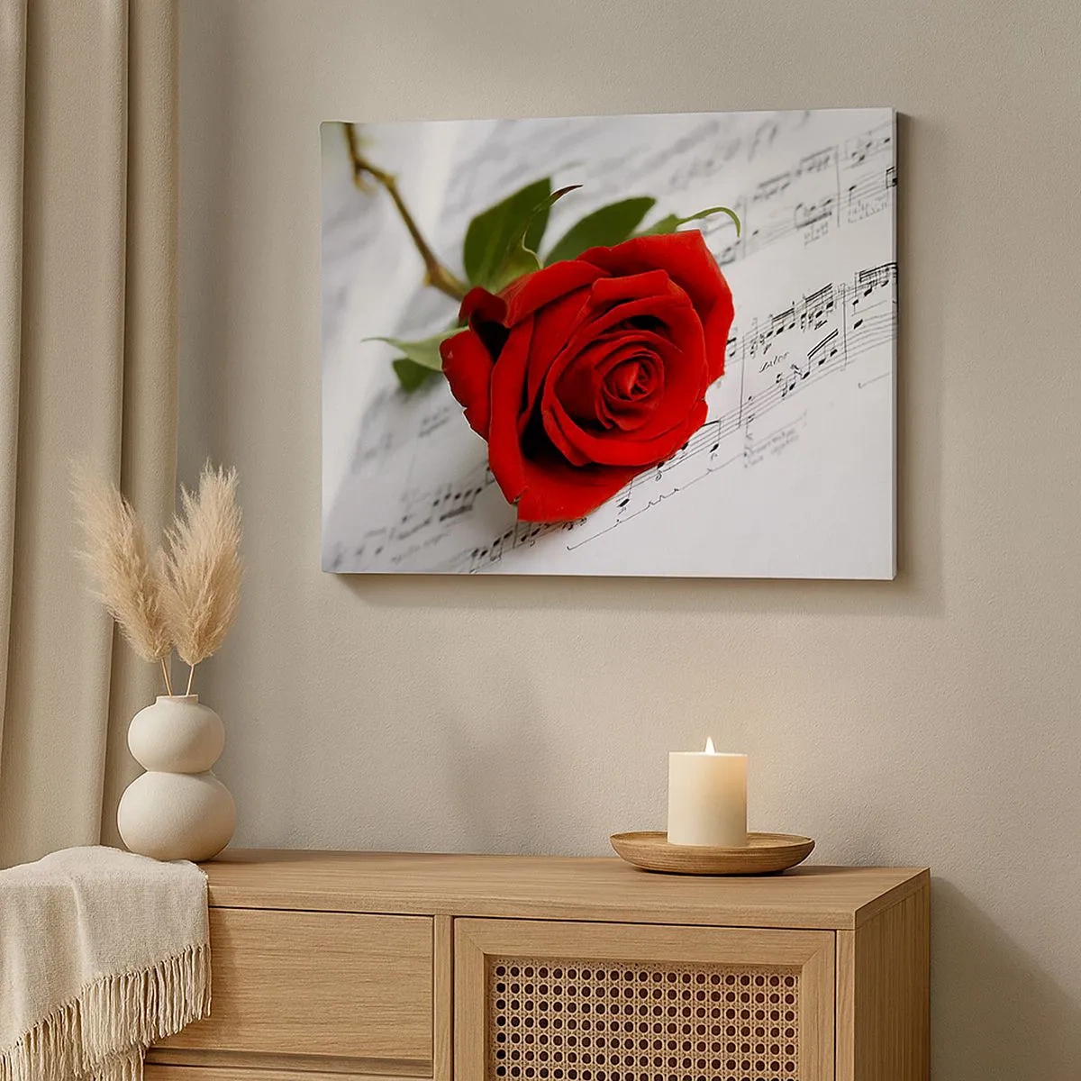 Tablou pe pânză Canvas - Un trandafir roșu pe un fundal de note muzicale pe hârtie albă. - 70x50cm - Muzica sentimentelor în stacojiu - Decorațiune modernă pentru perete pentru living și dormitor ARTTOR