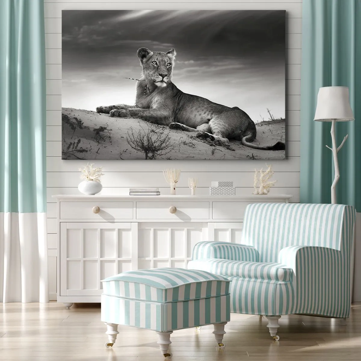 Tablou pe pânză Canvas - Portret alb-negru al unei leoaice în savană - 70x50cm - Odihna reginei deșertului - Decorațiune modernă pentru perete pentru living și dormitor ARTTOR