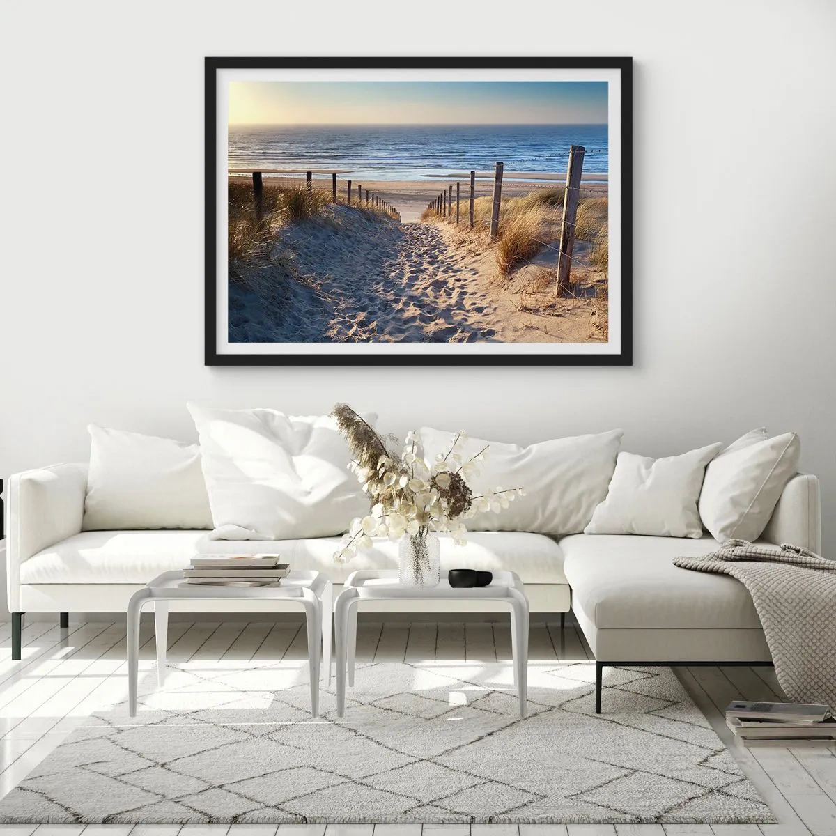 Poster în ramă neagră - Zumzet de mare, o plajă sălbatică printre ierburi... - 91x61 cm