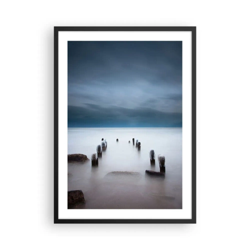 Poster în ramă neagră - O priveliște sumbră a pilonilor de lemn în apă - 50x70cm - Un lac în ceața calmă - Decorațiune modernă pentru perete pentru living și dormitor ARTTOR