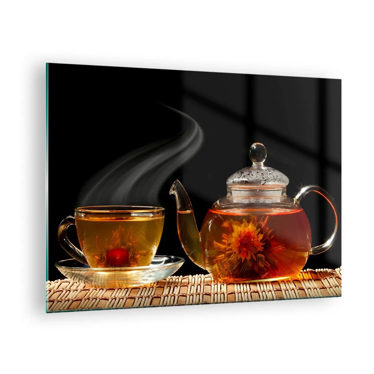 Tablou pe sticlă - Un ulcior de sticlă și o ceașcă de ceai cu o floare pe fundal negru - 70x50cm - Magia și arta preparării ceaiului - Decorațiune modernă pentru perete pentru living și dormitor ARTTOR