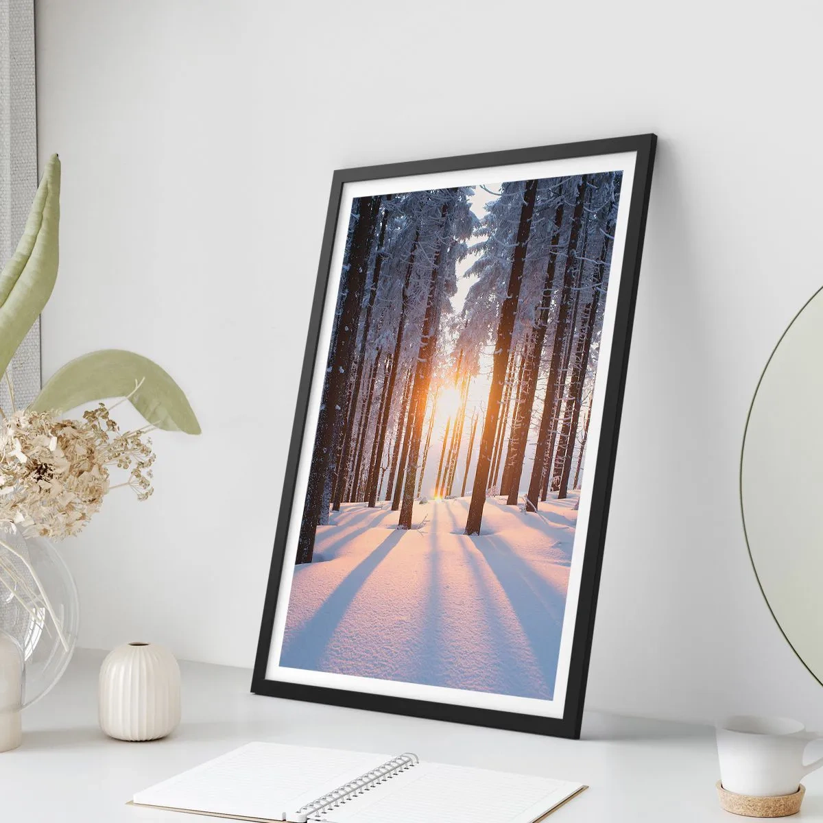 Poster în ramă neagră - Pădure de iarnă cu raze de soare strălucind printre copaci - 50x70cm - În mod clar în alb și negru - Decorațiune modernă pentru perete pentru living și dormitor ARTTOR