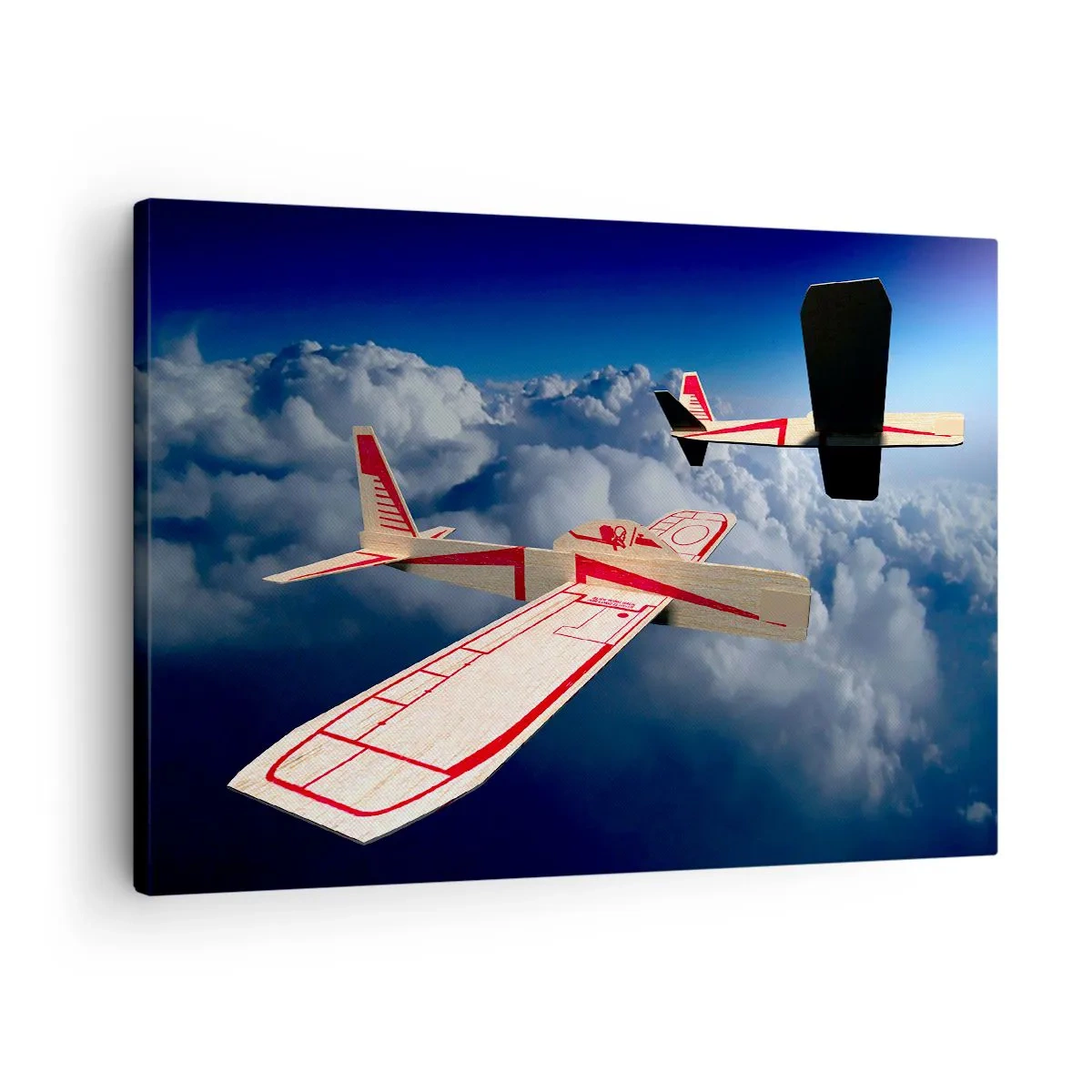 Tablou pe pânză Canvas - Două avioane de lemn zburând deasupra norilor pe un cer albastru. - 70x50cm - Chiar mai sus, chiar mai departe - Decorațiune modernă pentru perete pentru living și dormitor ARTTOR