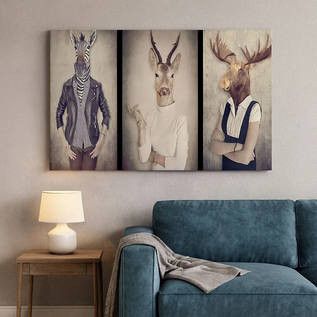 Tablou pe pânză Canvas - Un triptic cu figuri de animale în haine umane pe un fundal artistic - 70x50cm - Lăsați gesturile să vorbească - Decorațiune modernă pentru perete pentru living și dormitor ARTTOR