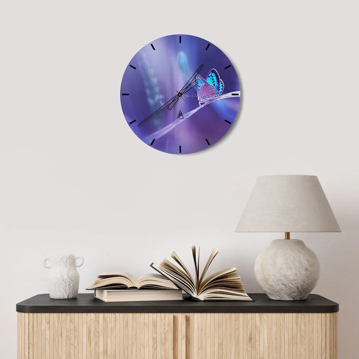 Ceas de perete - Ceas pe sticlă - Un fluture pe un fundal cu nuanțe delicate de violet și albastru - 30x30cm - O bijuterie a naturii - Decorațiune modernă pentru perete pentru living, bucătărie și dormitor ARTTOR
