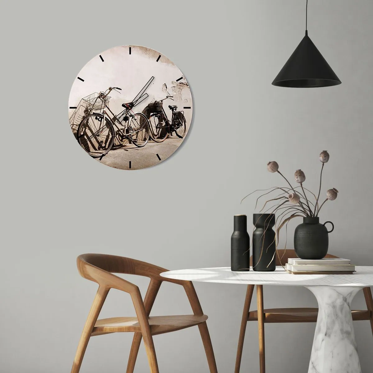 Ceas de perete - Ceas pe sticlă - Biciclete în stil retro lipite de un perete - 30x30cm - Farmecul de neuitat al trecutului - Decorațiune modernă pentru perete pentru living, bucătărie și dormitor ARTTOR