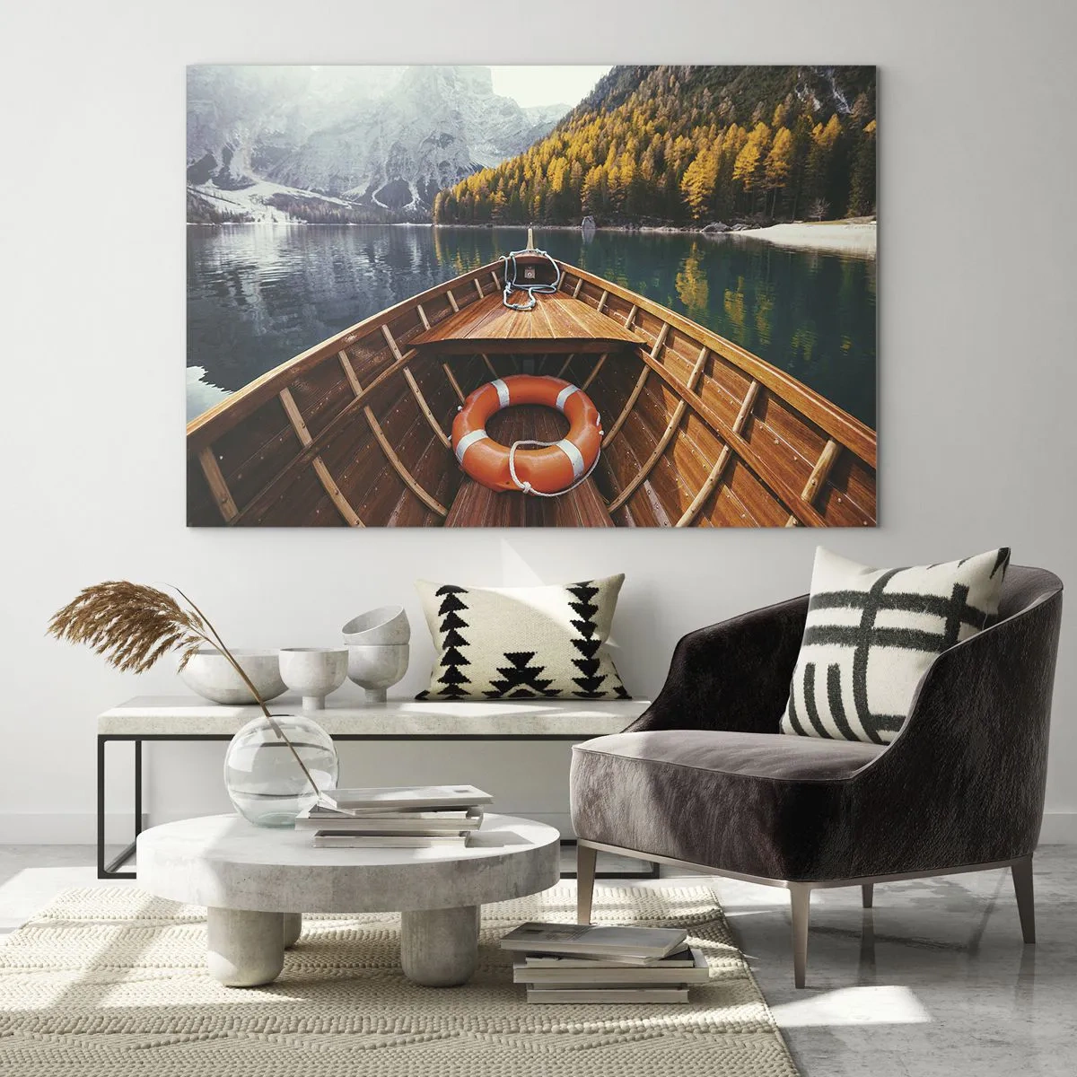 Tablou pe sticlă - Vedere dintr-o barcă de lemn a unui lac de munte și a unei păduri de toamnă - 70x50cm - Excursie pe munte - Decorațiune modernă pentru perete pentru living și dormitor ARTTOR