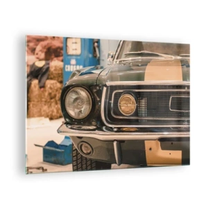 Tablou pe sticlă - Vedere de aproape a unei mașini clasice, Mustang, într-un atelier - 70x50cm - Întâlnire cu o legendă - Decorațiune modernă pentru perete pentru living și dormitor ARTTOR
