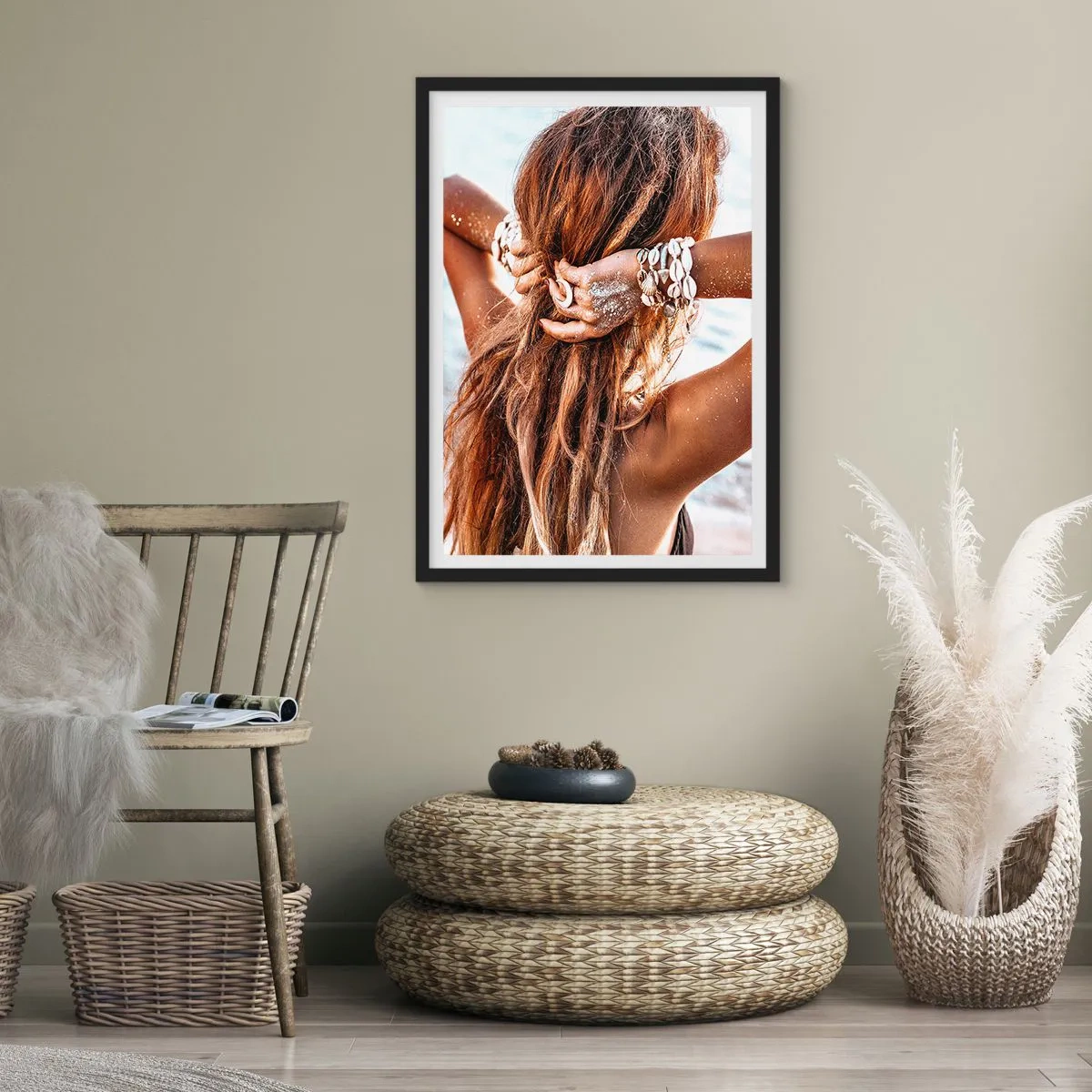 Poster în ramă neagră - O femeie cu părul lung decorat cu scoici la malul mării - 50x70cm - Sora apei și a soarelui - Decorațiune modernă pentru perete pentru living și dormitor ARTTOR