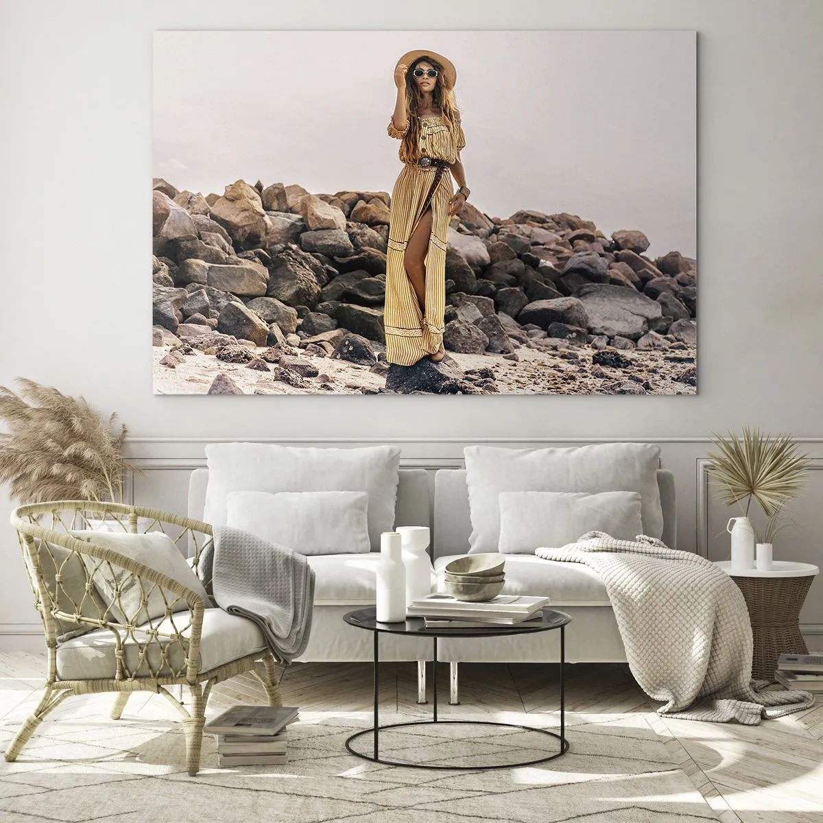 Tablou pe sticlă - O femeie într-o rochie în stil boho pe un țărm stâncos - 70x50cm - Magia pietrelor - Decorațiune modernă pentru perete pentru living și dormitor ARTTOR