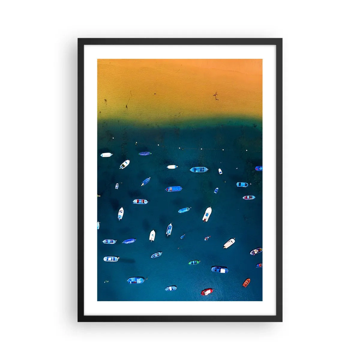 Poster în ramă neagră - Vedere aeriană a bărcilor plutind de-a lungul plajei - 50x70cm - Joc de vacanță - Decorațiune modernă pentru perete pentru living și dormitor ARTTOR