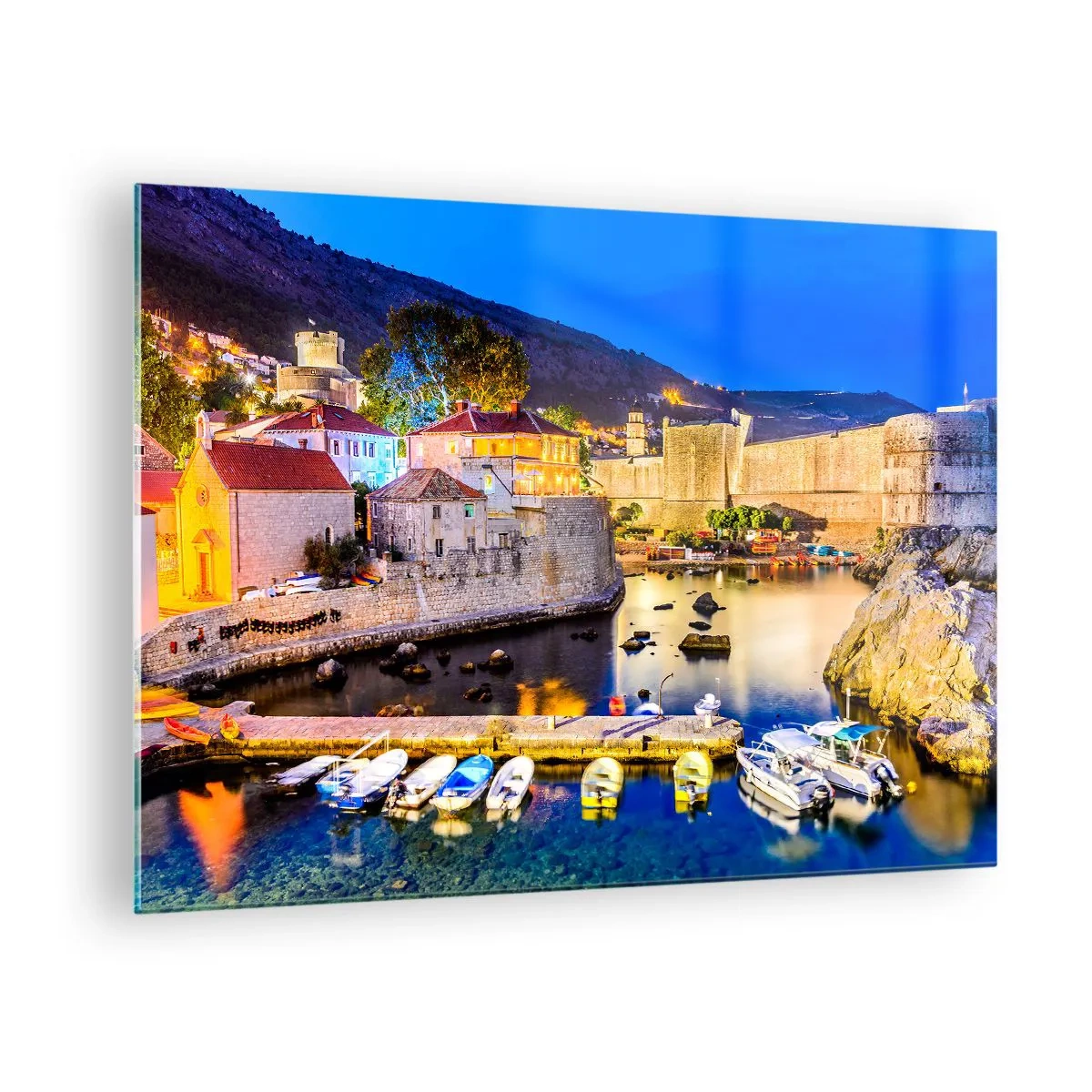 Tablou pe sticlă - Panoramă de seară a orașului Dubrovnik cu bărci și ziduri - 70x50cm - O noapte luminoasă pe Marea Adriatică - Decorațiune modernă pentru perete pentru living și dormitor ARTTOR