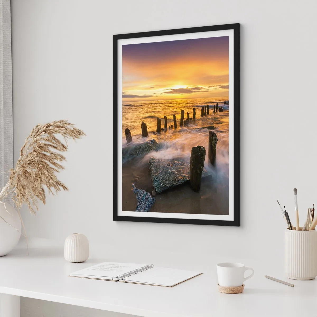 Poster în ramă neagră - Apus de soare peste mare cu stâlpi de lemn pe plajă - 50x70cm - Frumusețe brută a mării - Decorațiune modernă pentru perete pentru living și dormitor ARTTOR