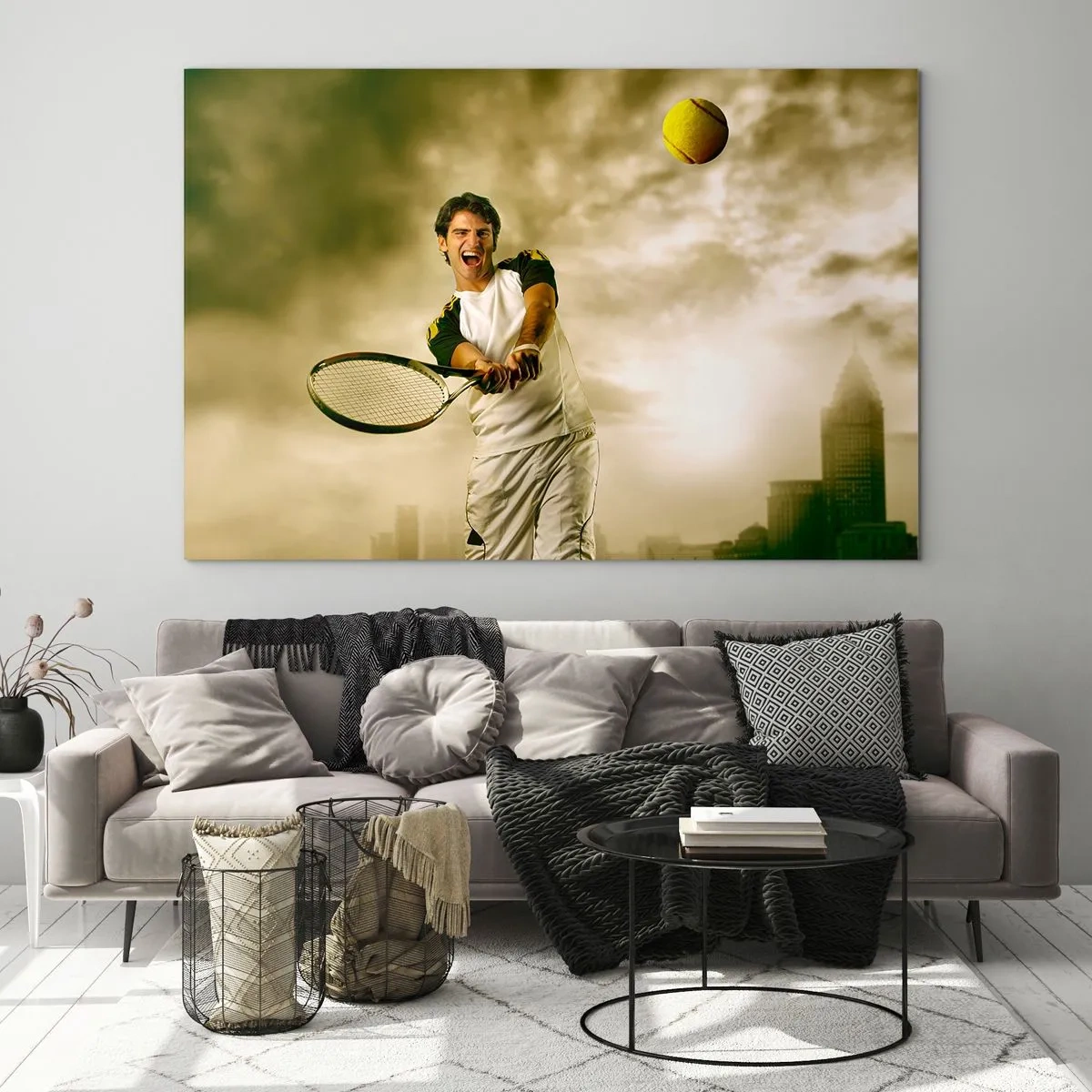 Tablou pe sticlă - Un jucător de tenis lovește mingea pe fundalul unui oraș - 70x50cm - Energie și bucurie - Decorațiune modernă pentru perete pentru living și dormitor ARTTOR