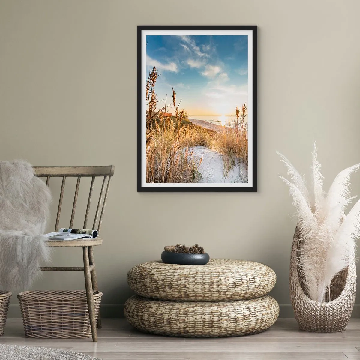 Poster în ramă neagră - Peisaj însorit de plajă cu ierburi pe dune - 50x70cm - Plaja de nord - Decorațiune modernă pentru perete pentru living și dormitor ARTTOR