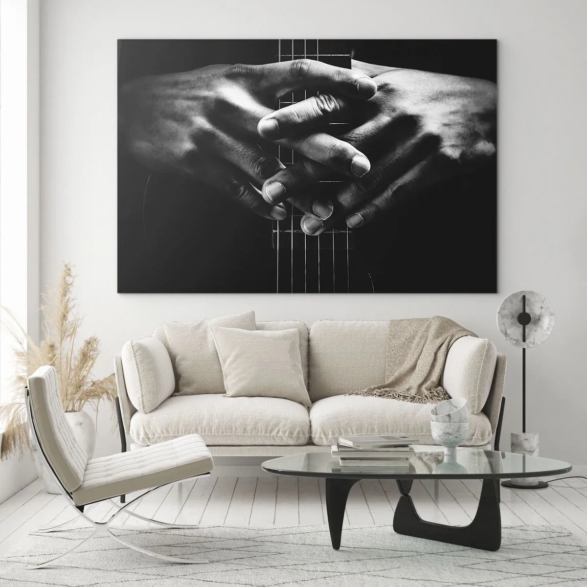 Tablou pe sticlă - Mâini împreunate sprijinite pe gâtul chitarei în alb și negru - 70x50cm - Rugăciunea artistului - Decorațiune modernă pentru perete pentru living și dormitor ARTTOR