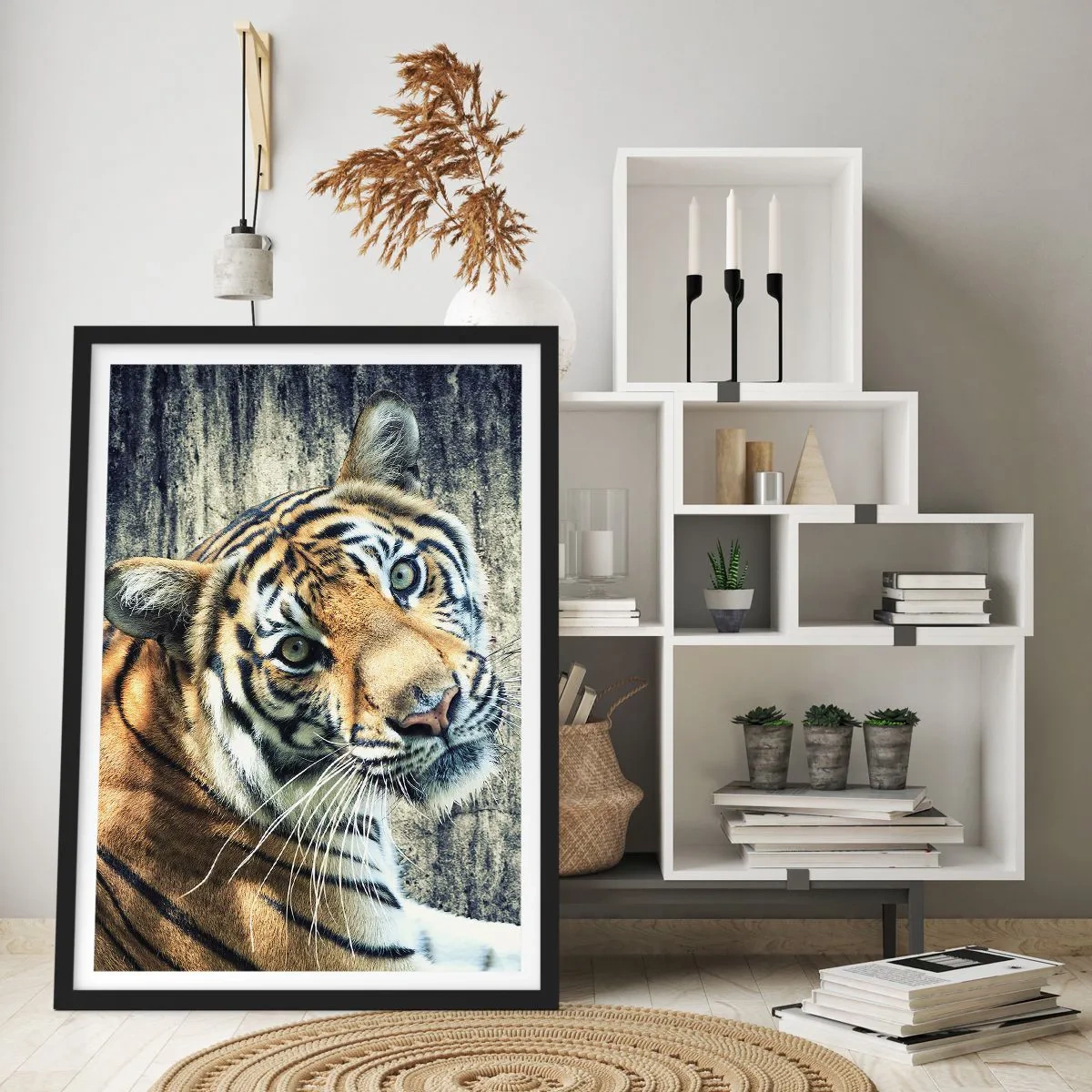 Poster în ramă neagră - Prim-plan al unui tigru pe un zid natural - 50x70cm - Portret în fluxuri de lumină - Decorațiune modernă pentru perete pentru living și dormitor ARTTOR