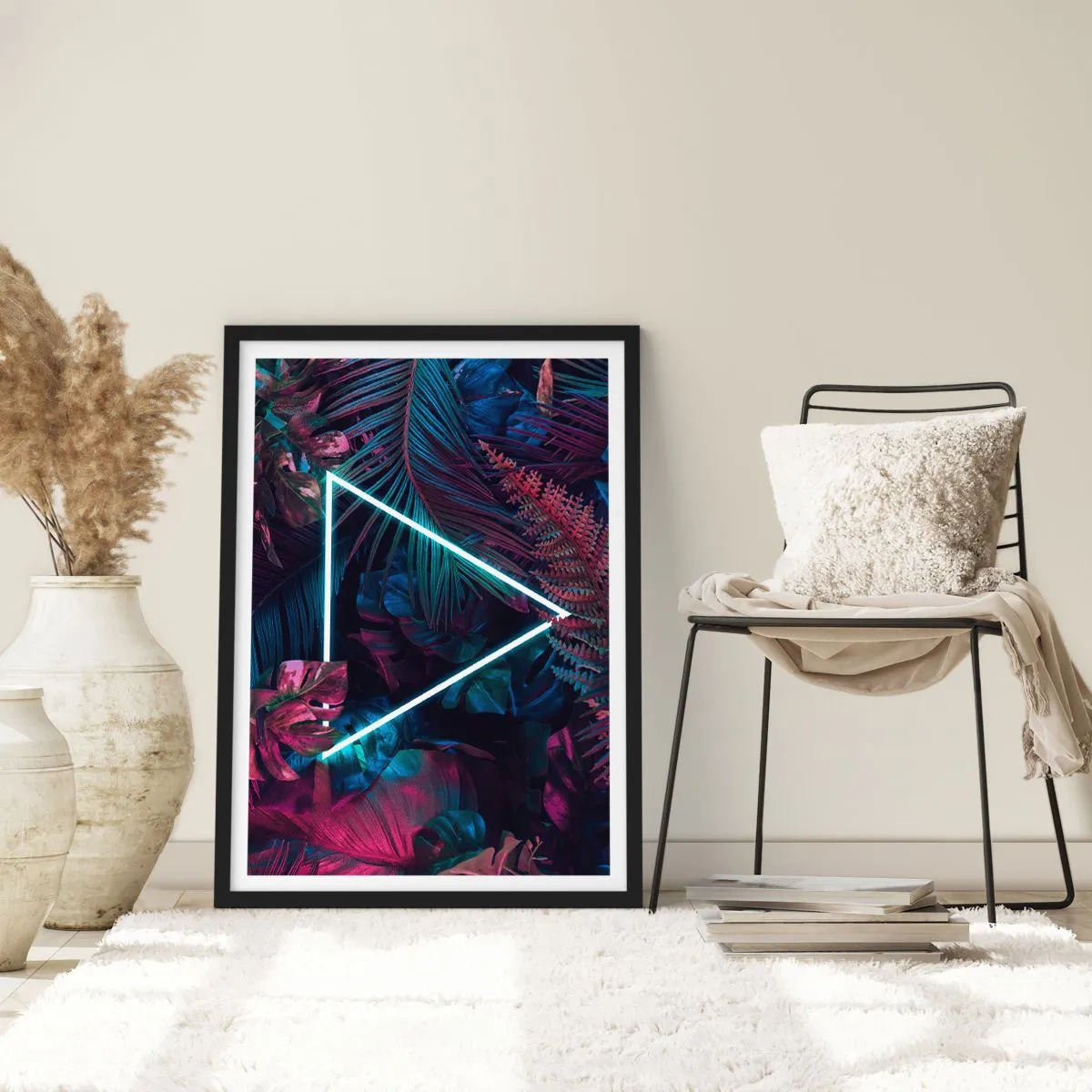 Poster în ramă neagră - Un triunghi neon pe un fundal de vegetație tropicală întunecată. - 50x70cm - Grădină în stil disco - Decorațiune modernă pentru perete pentru living și dormitor ARTTOR