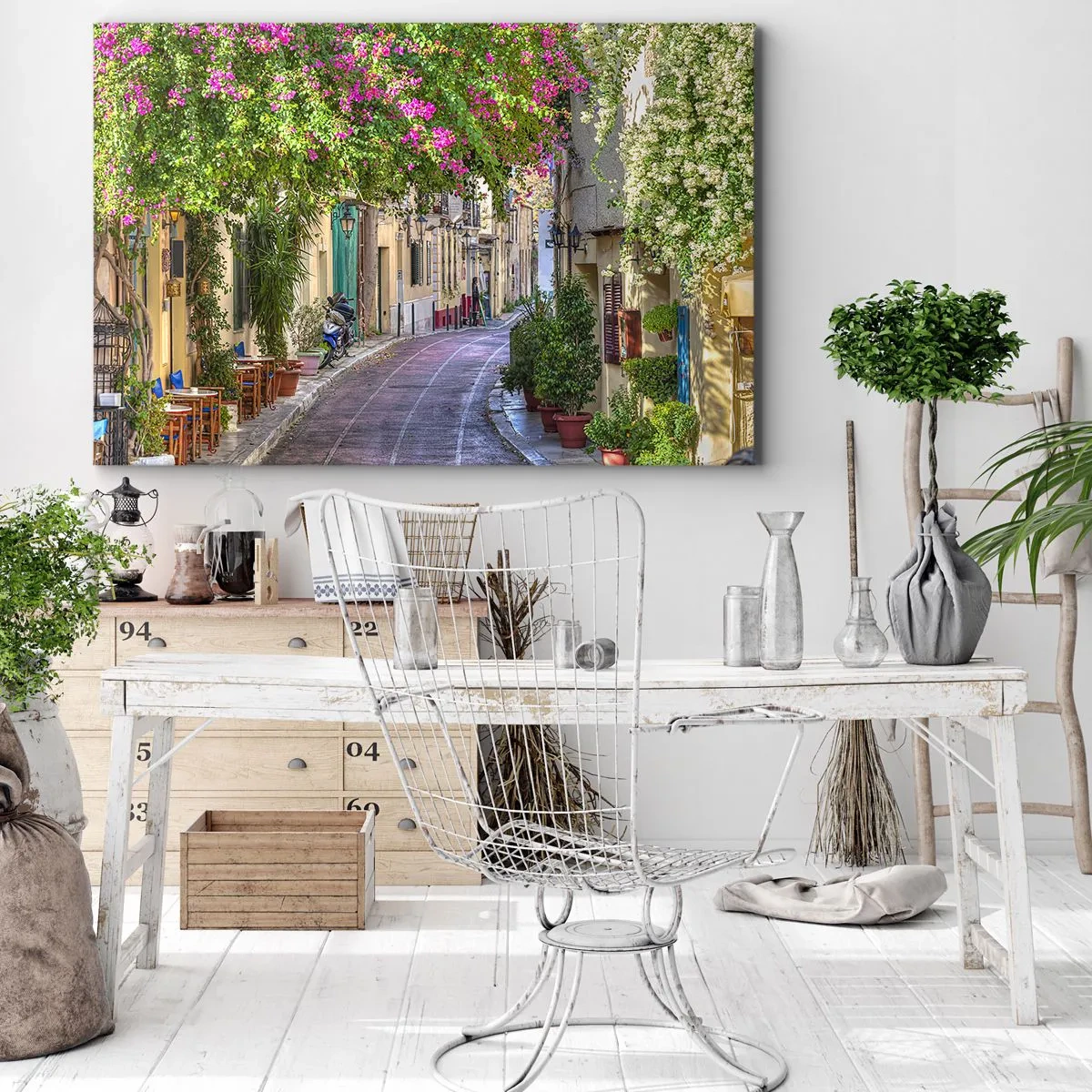 Tablou pe pânză Canvas - O stradă fermecătoare cu viță de vie înflorită și mese de cafenea - 70x50cm - Alee înfloritoare - Decorațiune modernă pentru perete pentru living și dormitor ARTTOR