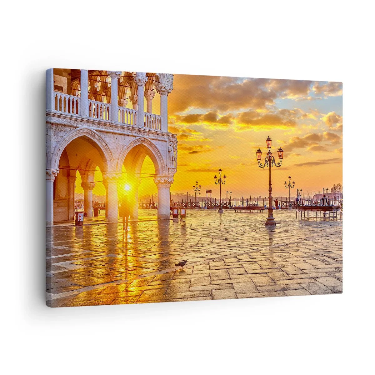 Tablou pe pânză Canvas - Apus de soare auriu în piața orașului cu arcade și felinare - 70x50cm - Unde este toată lumea? - Decorațiune modernă pentru perete pentru living și dormitor ARTTOR