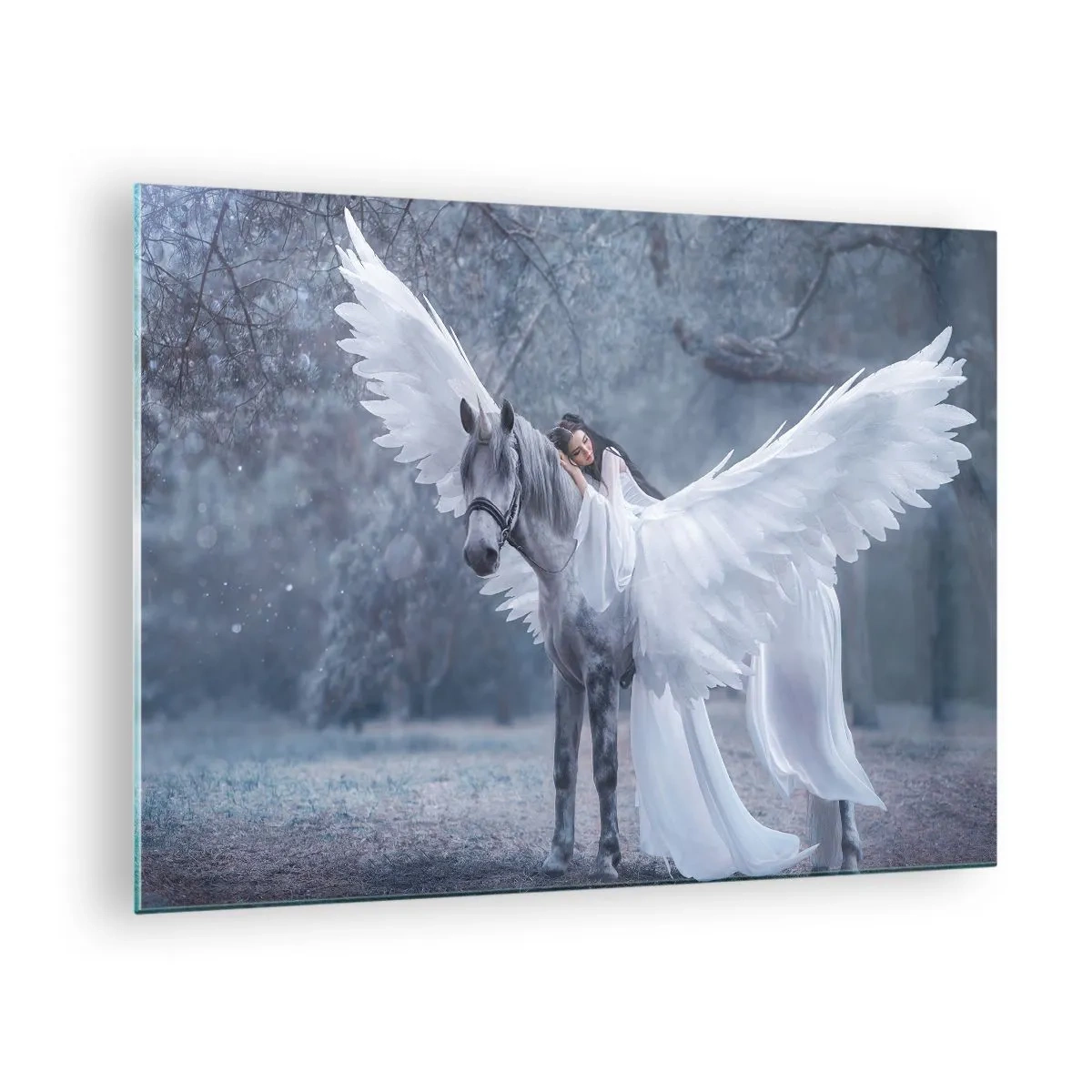 Tablou pe sticlă - Pegas cu aripi albe și o femeie în rochie într-o pădure mistică - 70x50cm - Moment inspirat - Decorațiune modernă pentru perete pentru living și dormitor ARTTOR