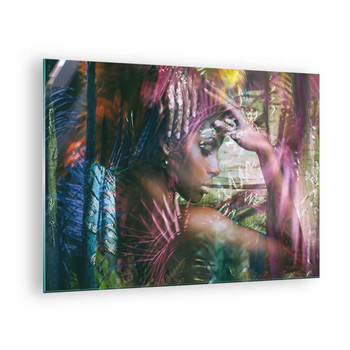 Tablou pe sticlă - Portretul unei femei printre frunze tropicale și reflexii de lumină. - 70x50cm - Mama Natură în junglă - Decorațiune modernă pentru perete pentru living și dormitor ARTTOR
